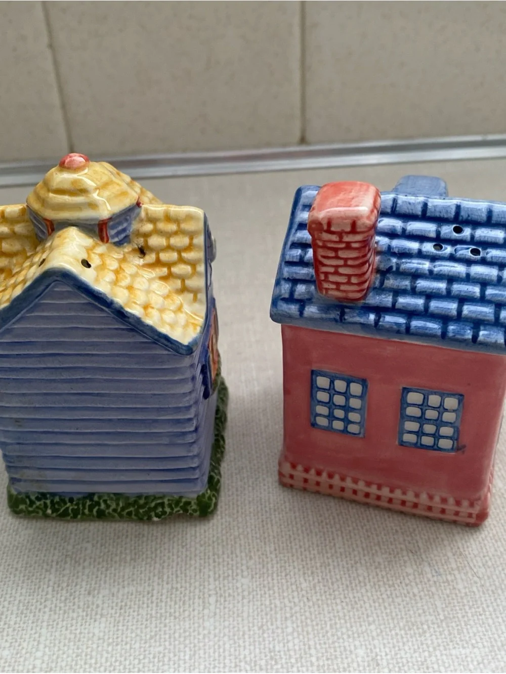 Avon VTG Cottage Collection House Salt and Pepper Shakers Set – 1997 Ceramic